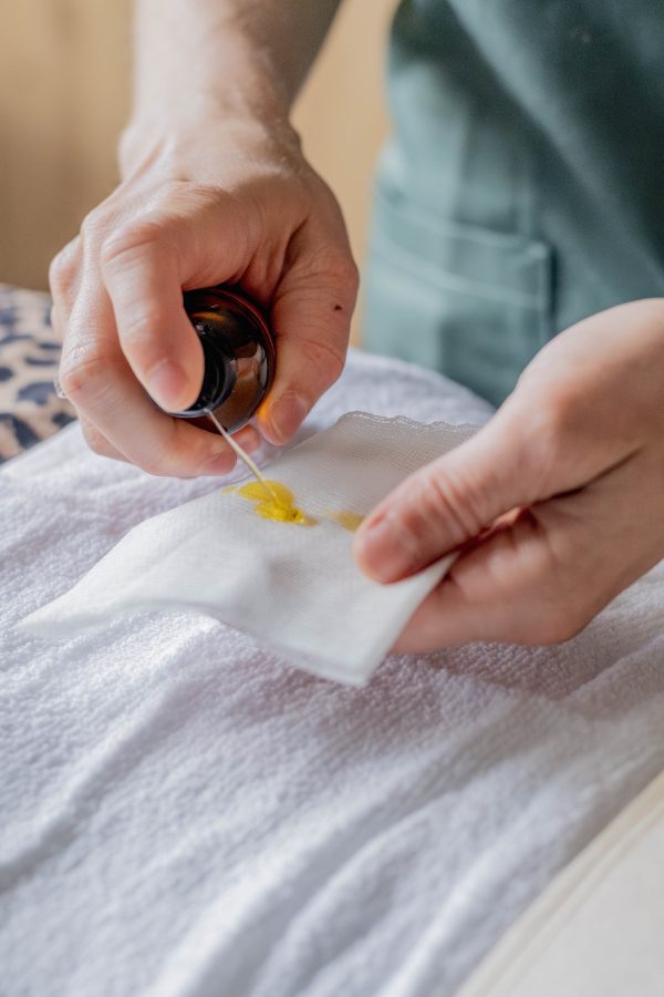 Aromapflege — Öl wird vorbereitet